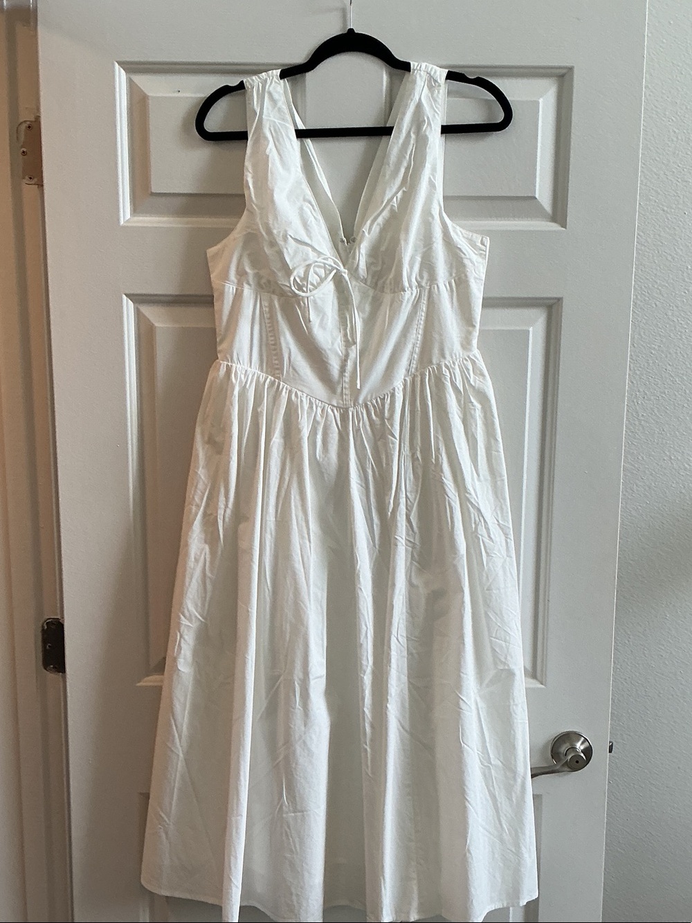 Commense White Sleeveless V-Neck Midi Dress